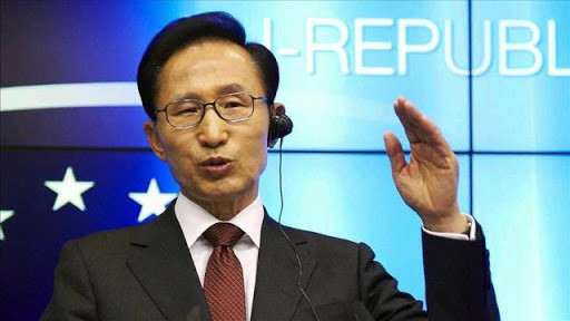 Tuổi thơ của ông Lee là những ngày tháng vất vả, khó khăn. Sau khi tốt nghiệp trung học qua các lớp bổ túc ban đêm, Lee quyết định lên Seoul vừa kiếm tiền vừa ôn thi đại học. Cuối cùng, ông Lee đã thi đỗ Trường Đại học Hàn Quốc danh tiếng và theo ngành Quản trị kinh doanh. Ảnh: KT.