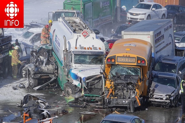 Vụ tai nạn liên hoàn xảy ra trên đường cao tốc ở ngoại ô Montreal, Canada, khi tuyết rơi dày đặc che khuất tầm nhìn. Ảnh: Twitter/Simon Marc Charron.
