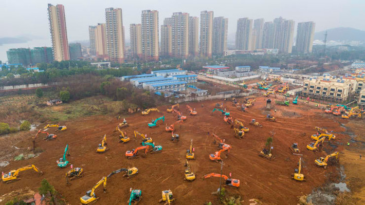 Được biết, Trung Quốc đã huy động lực lượng 1.500 công nhân và kỹ sư làm việc ngày đêm để hoàn tất bệnh viện này chỉ trong vòng 8 ngày.