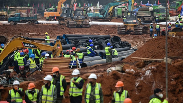Bệnh viện Hỏa Thần Sơn có diện tích khoảng 30.000 m2 và sức chứa 1.000 giường bệnh, theo Nhân dân Nhật báo.