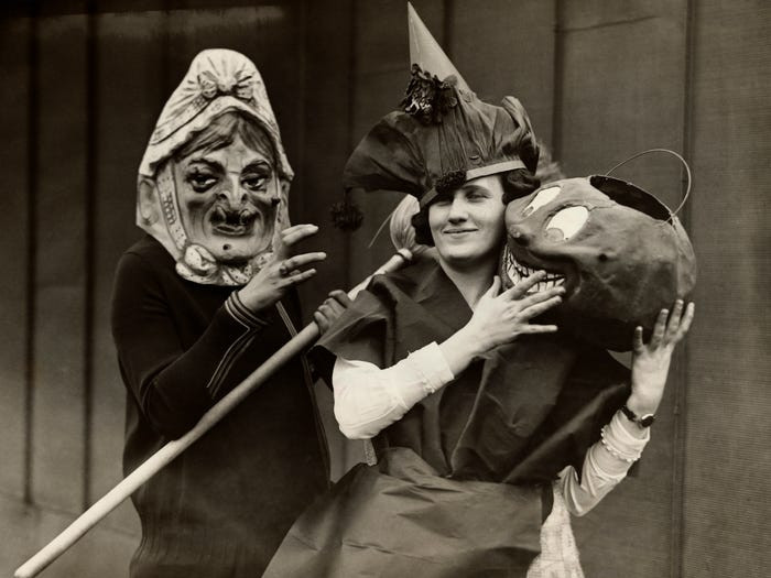 Người phụ nữ hóa trang khi tham gia lễ hội Halloween vào những năm 1920. Mời độc giả xem thêm video: Người phụ nữ thấp nhất thế giới "tỏa sáng" ở New York (Nguồn video: VTC14)