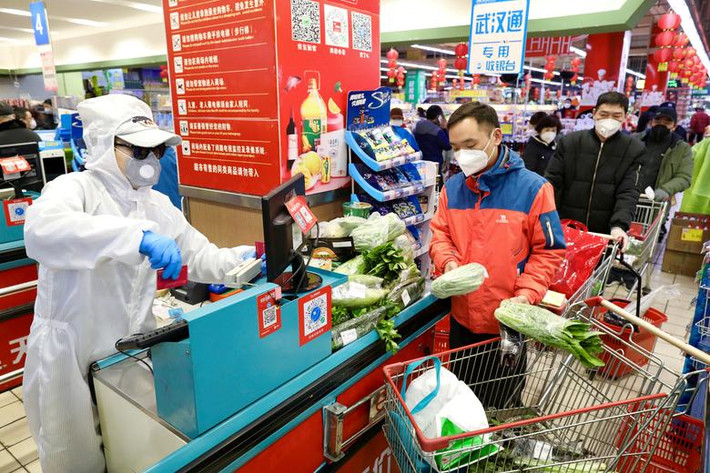 Chính quyền quận Giang Hán, thành phố Vũ Hán, cho phép mỗi gia đình cử một thành viên ra ngoài khu vực cư trú để mua hàng hóa ba ngày một lần. Ảnh: Reuters.