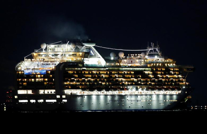 Đơn vị sở hữu tàu Diamond Princess cũng công bố danh tính 10 trường hợp đầu tiên nhiễm bệnh, gồm có 3 người Nhật, 3 người Hong Kong, 2 người Úc, 1 người Mỹ và 1 thành viên thủy thủ đoàn người Philippines.