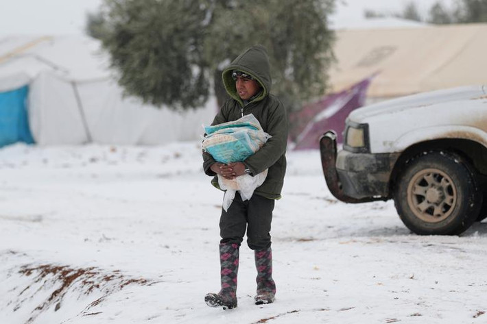 Tuyết phủ trắng phần lớn khu vực Tây Bắc Syria tuần này. Các khu trại tị nạn không đủ cung cấp chỗ ở cho người dân sơ tán. Những người nghèo không đủ tiền để mua nhiên liệu hoặc lò sưởi.