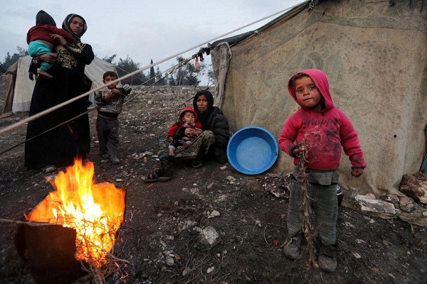 Những người phụ nữ và trẻ em Syria, đến từ tỉnh Idlib, đốt lửa sưởi ấm tại Afrin ngày 6/2.