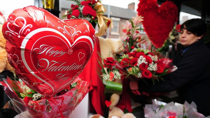 Tại Anh, vào đêm trước ngày Valentine, người con gái sẽ đặt 5 chiếc lá nguyệt quế dưới gối, ở 4 góc và chính giữa. Những chiếc lá này đã được làm ướt bằng nước hoa hồng. Phụ nữ Anh tin rằng điều này giúp họ có thể mơ về người chồng tương lai. Ảnh: ITV.