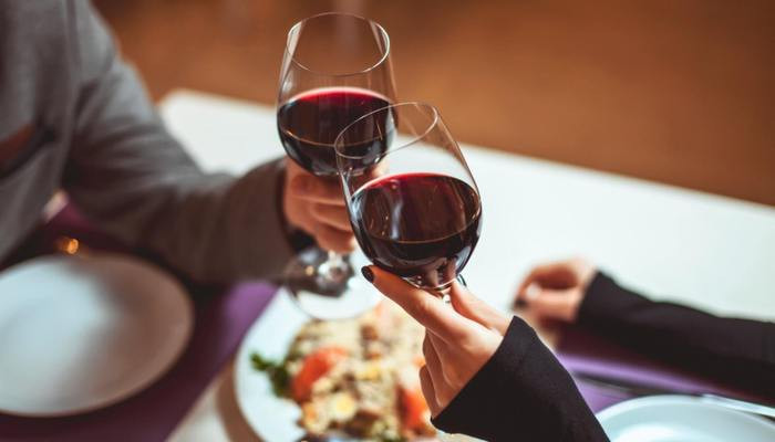 Người Bulgaria kỷ niệm Lễ Tình nhân theo cách riêng. Vào ngày 14/2, các cặp đôi cùng nhau thưởng thức ly rượu vang địa phương. Mời độc giả xem thêm video: Cơ hội việc làm cho người lao động nghèo ở Colombia dịp Valentine (Nguồn video: VTC1)
