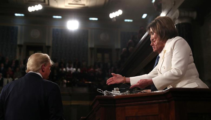 Ông Trump đã từ chối bắt tay Chủ tịch Hạ viện Pelosi khi bước lên bục để đọc bài phát biểu của mình, còn bà Pelosi cũng phá vỡ truyền thống của Quốc hội khi không dùng những từ ngữ trang trọng để mời Tổng thống Trump phát biểu trước Quốc hội.