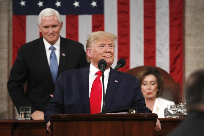 Còn Chủ tịch Hạ viện Nancy Pelosi tỏ "thái độ" ngay từ lúc ông Trump bắt đầu bài phát biểu.