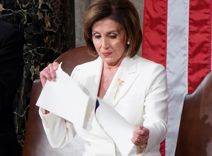 Khoảnh khắc bà Pelosi xé đôi bản sao Thông điệp Liên bang ngay phía sau nhà lãnh đạo Mỹ.