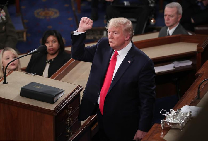 Trong suốt bài diễn văn, Tổng thống Trump nhiều lần tuyên bố "sự trở lại vĩ đại của nước Mỹ" và tán dương những thành tựu của ông.