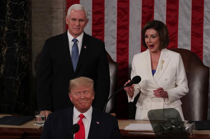 Có thể thấy, cuộc đối đầu bắt đầu ngay khi Tổng thống Trump bước vào khán phòng Hạ viện và tiếp tục cho đến khi ông phát biểu xong.