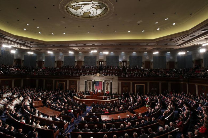 Tối 4/2 giờ địa phương (sáng 5/2 giờ Việt Nam), Tổng thống Trump đã đọc Thông điệp Liên bang trước Quốc hội Mỹ. Điều gây chú ý trong thông điệp lần này của người đứng đầu nước Mỹ không phải là những thành tựu kinh tế hay chính sách của ông mà là sự đối đầu đầy kịch tính giữa ông và Chủ tịch Hạ viện Nancy Pelosi. (Nguồn ảnh: Reuters)