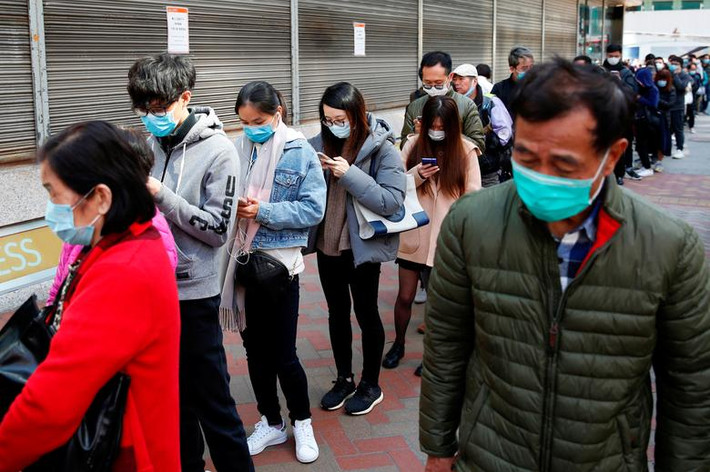 Người dân xếp hàng mua khẩu trang phòng lây nhiễm virus corona ở Hong Kong (Trung Quốc).