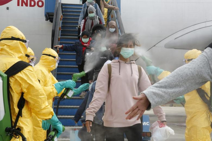 Hãng thông tấn Reuters đăng tải loạt ảnh phần nào cho thấy cuộc sống của người dân khắp thế giới đã bị ảnh hưởng nhiều khi dịch viêm phổi cấp do virus corona chủng mới gây ra bùng phát. Ảnh chụp các nhân viên y tế tại sân bay Hang Nadim khử trùng cho hành khách vừa đi trên chuyến bay sơ tán từ "tâm dịch" Vũ Hán (Trung Quốc) của hãng hàng không Batik Air Indonesia ngày 2/2. Sau khi được khử trùng, những người này sẽ được đưa tới một địa điểm để cách ly trong 14 ngày. (Nguồn ảnh: Reuters)