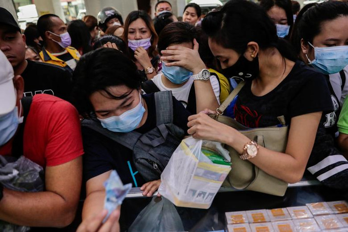 Cảnh mọi người chen nhau mua khẩu trang ở Manila hôm 31/1, một ngày sau khi chính phủ Philippines xác nhận trường hợp nhiễm virus corona mới đầu tiên tại nước này.