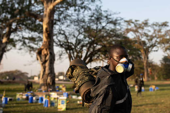 Thành viên của Lực lượng phòng vệ nhân dân Uganda chuẩn bị phun thuốc diệt côn trùng ở Katakwi, Uganda. Mời độc giả xem thêm video: Thảm họa châu chấu trên thế giới (Nguồn video: VTC14)
