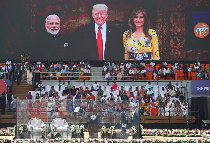 Khu vực Tổng thống Trump và Thủ tướng Modi sẽ đứng phát biểu tại sân vận động.