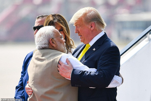 Tổng thống Trump ôm chầm lấy Thủ tướng Ấn Độ Modi khi họ gặp nhau tại sân bay.