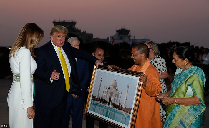 Theo Daily Mail, ngày 24/2, Tổng thống Trump và phu nhân Melania đã ghé thăm Tah Mahal - ngôi đền nổi tiếng ở Ấn Độ và được xem là biểu tượng của tình yêu bất diệt giữa Hoàng đế Shah Jahan và Hoàng hậu Mumtaz Mahal. (Nguồn ảnh: Daily Mail)