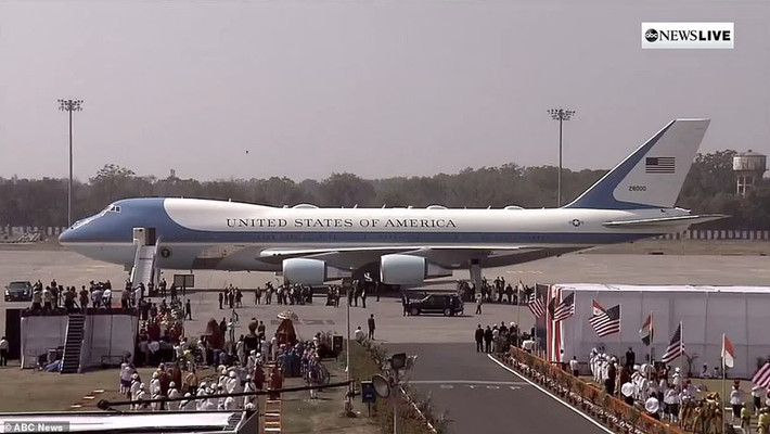 Trước đó cùng ngày, chuyên cơ Không lực Một chở Tổng thống Trump và phu nhân Melania đã hạ cánh xuống sân bay ở thành phố Ahmedabad.