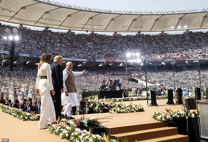 Tổng thống Mỹ Donald Trump đã có bài phát biểu trước đám đông tại sân vận động cricket Sardar Patel trong chuyến thăm chính thức đầu tiên tới Ấn Độ.