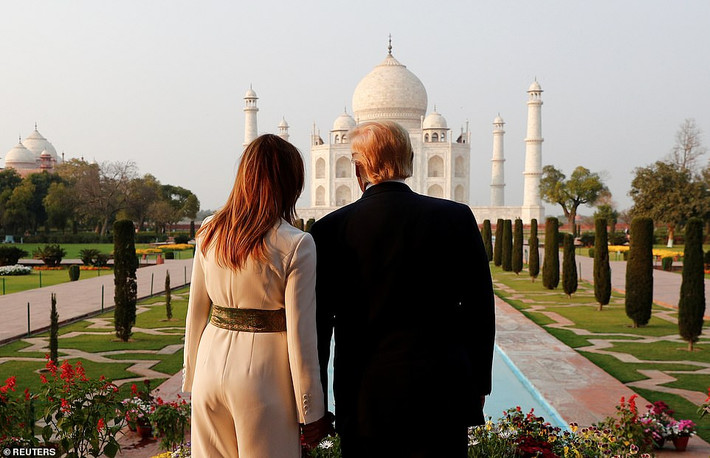 "Thật tuyệt vời. Một nơi thực sự đáng kinh ngạc", Tổng thống Trump thốt lên. "Đáng yêu, tuyệt đẹp", Đệ nhất phu nhân Mỹ chia sẻ cảm xúc khi chiêm ngưỡng ngôi đền.