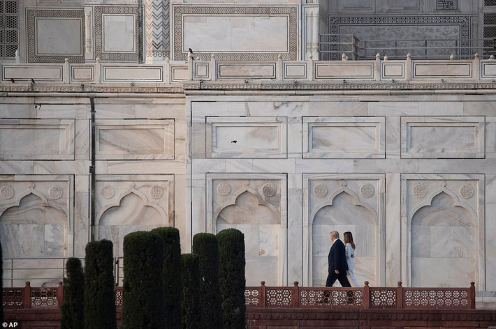 "Taj Mahal truyền cảm hứng tuyệt vời, một minh chứng vượt thời gian cho vẻ đẹp phong phú và đa dạng của văn hóa Ấn Độ. Cảm ơn, Ấn Độ", Tổng thống Trump viết trong cuốn sổ lưu niệm.