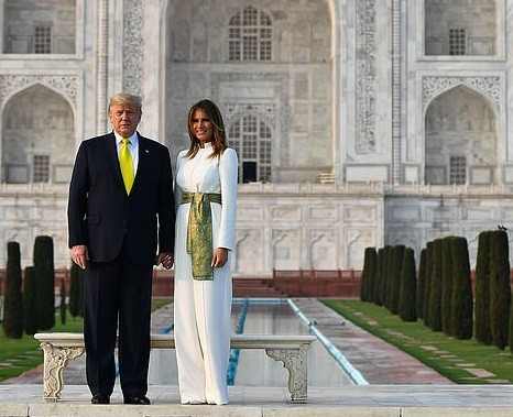 Vợ chồng Tổng thống Trump nắm tay nhau tình cảm khi đứng trước ngôi đền Taj Mahal nổi tiếng để chụp ảnh lưu niệm.