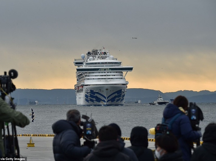 Du thuyền Diamond Princess chở khoảng 3.700 hành khách và thủy thủ đoàn đến từ 56 quốc gia và vùng lãnh thổ bị cách ly từ ngày 3/2, sau khi một du khách nam 80 tuổi trên tàu bị phát hiện dương tính với virus corona chủng mới (2019-nCoV). (Nguồn ảnh: Daily Mail)