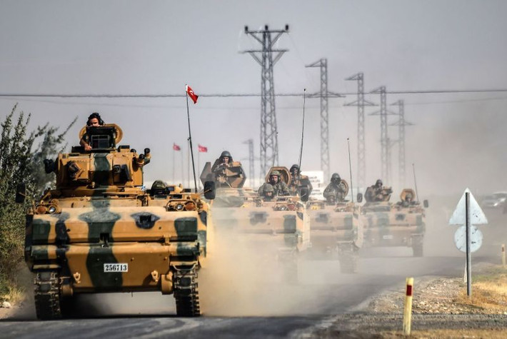 "Quân đội Thổ Nhĩ Kỳ và các tay súng phiến quân được Ankara hậu thuẫn đã bắt sống 14 binh sĩ Syria ở khu định cư Tell Tamer", kênh truyền hình Al-Arabiya đưa tin. Ảnh: FP.