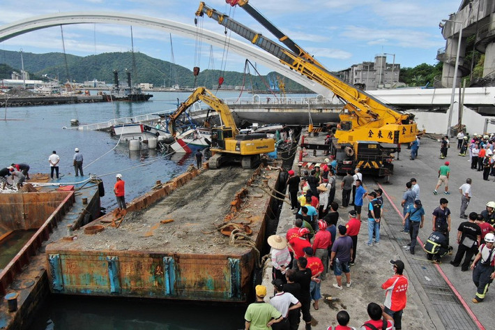 Trong số 10 người bị thương có 6 người Philippines và 3 người Indonesia. Người dân từ hai quốc gia này thường xuyên làm việc trên các thuyền đánh cá được đăng ký ở Đài Loan.