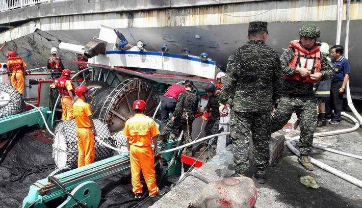 Máy bay trực thăng, tàu đánh cá và hơn 60 quân nhân gồm cả thợ lặn đã có mặt để tìm kiếm và giải cứu các nạn nhân.