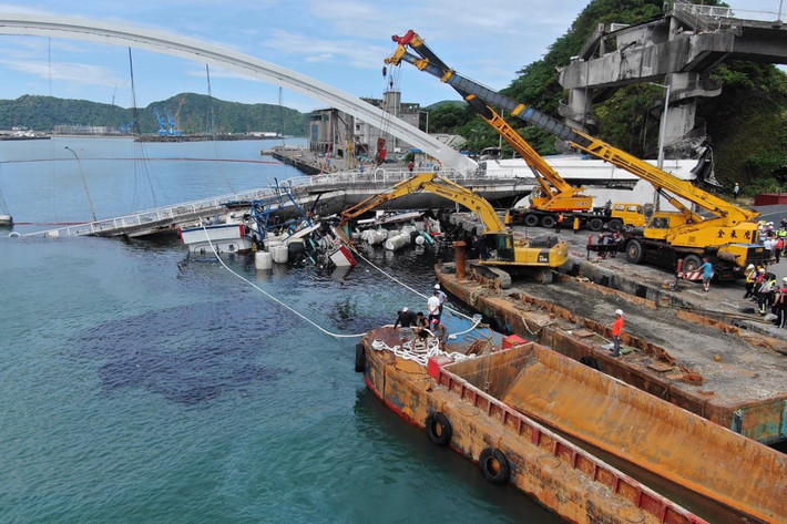 Vụ việc xảy ra lúc trời quang mây tạnh, nhưng trước đó chỉ vài giờ, một cơn bão đã quét qua hòn đảo.