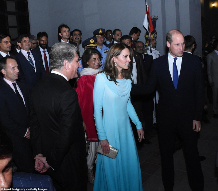 Công nương Kate Middleton nở nụ cười rạng rỡ tại sân bay. Cô xuất hiện trong bộ trang phục màu xanh ngọc lam của nhà thiết kế Catherine Walker. Đây vốn là trang phục truyền thống của Pakistan bao gồm áo dài và quần dài.