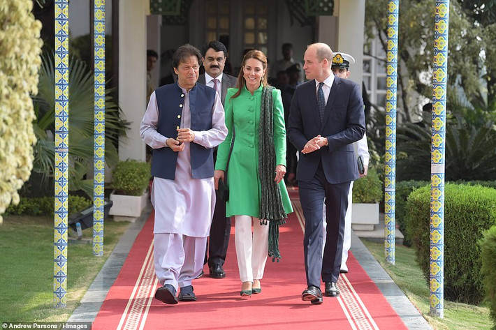Sau đó, nữ Công tước và Công tước xứ Cambridge tới thăm Thủ tướng Pakistan Imran Khan ở trung tâm Islamabad.