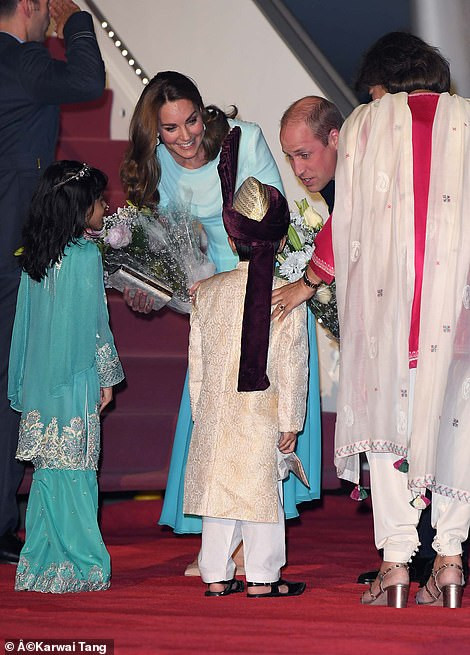 Đón Công tước và nữ Công tước xứ Cambridge tại sân bay là Ngoại trưởng Pakistan Shah Mehmood Qureshi.