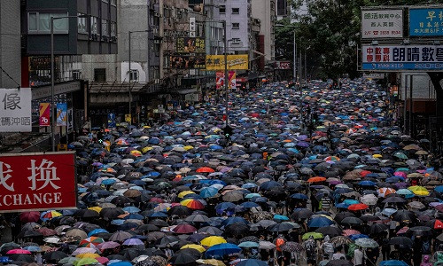 Ngày 6/10, Quân đội Giải phóng Nhân dân Trung Quốc (PLA) đóng tại quận Kowloon, Hong Kong, cảnh báo rằng họ có thể sẽ bắt giữ những người biểu tình chiếu tia laser vào doanh trại. (Nguồn ảnh: New York Times/Daily Mail).