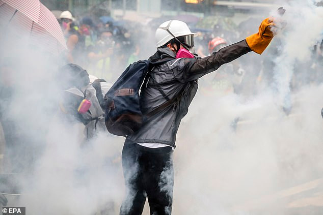 Hong Kong tiếp tục chìm trong khói lửa mù mịt tuần thứ 18, sau khi lần đầu tiên trong vòng 50 năm, quyền lực khẩn cấp được chính quyền đặc khu này sử dụng.