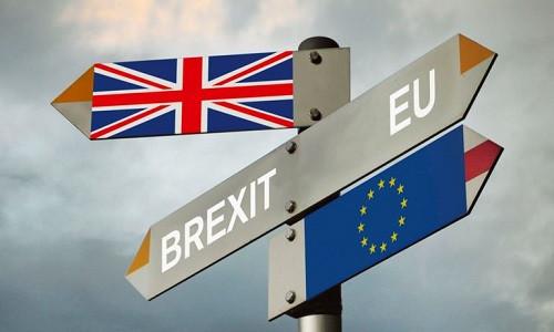 Ngoài ra, kế hoạch Brexit của Thủ tướng Boris cũng vấp phải sự phản đối của đông đảo người dân nước Anh muốn ở lại EU. Các cuộc biểu tình phản đối Brexit đã diễn ra ở nhiều nơi trên khắp nước này. Họ thậm chí đề nghị chính phủ tổ chức cuộc trưng cầu dân ý lần 2 về Brexit. Ảnh minh họa.
