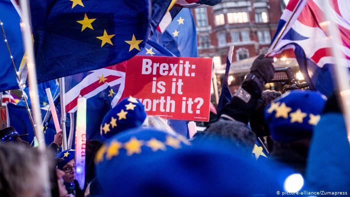 31/10 là hạn chót mà Anh sẽ phải rời Liên minh Châu Âu ( Brexit), song những gì đang diễn ra lại khiến Thủ tướng Boris Johnson phải lo lắng và cũng cho thấy sự chia rẽ sâu sắc trong lòng nước Anh. Ảnh: DW.