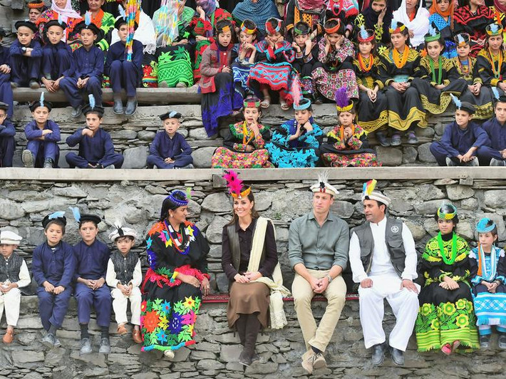 Vợ chồng Công nương Kate thăm một khu định cư của người Kalash ở Chitral, Pakistan, ngày 16/10. Ảnh: Reuters.