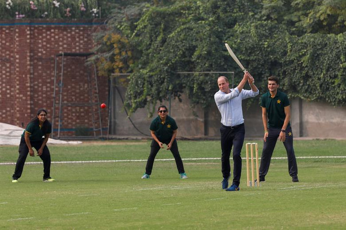 Hoàng tử William "trổ tài" chơi cricket trong chuyến thăm Học viện Cricket Quốc gia. Ảnh: Reuters.