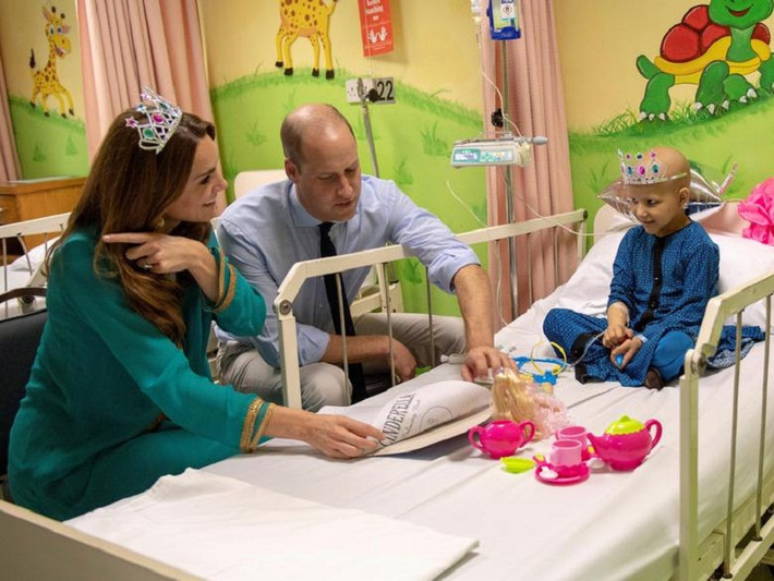 Sau đó, cặp đôi tới thăm một bệnh viện ung thư, nơi Công nương Diana từng ghé thăm một năm trước khi bà qua đời. Ảnh: Hoàng tử William và Công nương Kate trò chuyện với bé Wafia Remain, 7 tuổi, tại bệnh viện ung thư Shaukat Khanum ở Lahore ngày 17/10. Ảnh: Reuters.