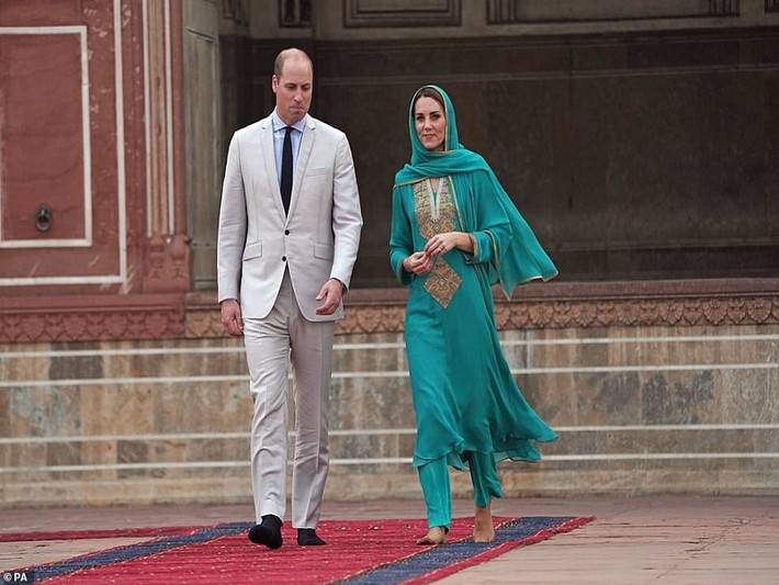 Công nương Kate sánh bước bên Hoàng tử William tại Pakistan. Ảnh: PA.
