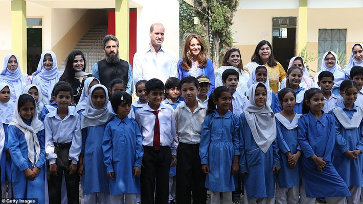 Trong ngày đầu tiên của chuyến thăm Pakistan hôm 15/10, vợ chồng Hoàng tử William đã tới thăm một ngôi trường ở Islamabad nhằm nhấn mạnh tầm quan trọng của giáo dục và sức khỏe tâm thần. Ảnh: Getty.