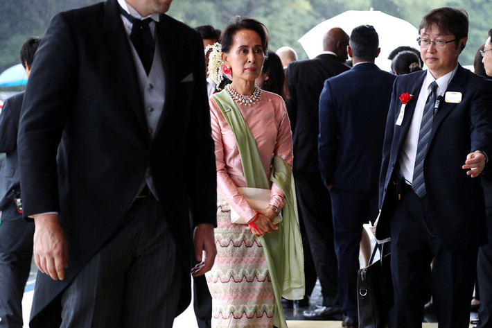 Cố vấn Nhà nước Myanmar Aung San Suu Kyi mặc trang phục truyền thống đến dự lễ.