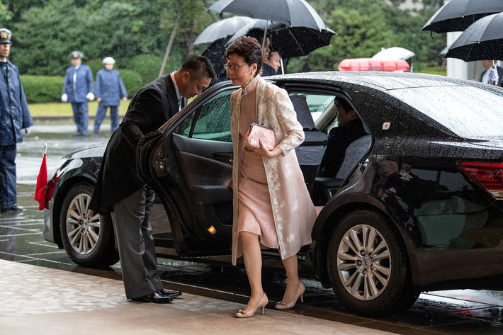 Bà Lâm Trịnh Nguyệt Nga (Carrie Lam), Trưởng đặc khu Hong Kong (Trung Quốc), đến Tokyo giữa lúc phong trào biểu tình phản đối chính quyền của bà vẫn chưa hạ nhiệt ở quê nhà.