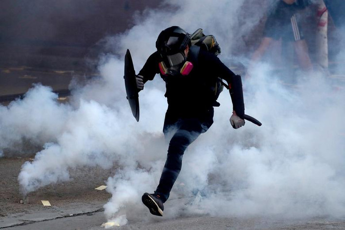 Theo hãng thông tấn Reuters, làn sóng biểu tình ở Hong Kong tiếp diễn trong ngày 1/10. Đáng chú ý, cảnh sát đã phải bắn đạn thật vào một thanh niên khi người này cùng những người biểu tình khác tấn công cảnh sát ở quận Tsuen Wan. (Nguồn ảnh: Reuters)