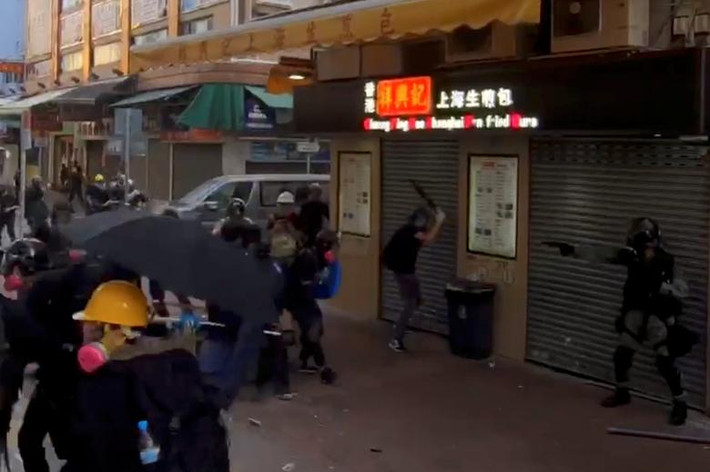 Trước đó cùng ngày, chính quyền Hong Kong đã ra lệnh sơ tán tất cả các nhân viên khỏi trụ sở Hội đồng Lập pháp để đảm bảo an toàn khi làn sóng biểu tình đang gia tăng.